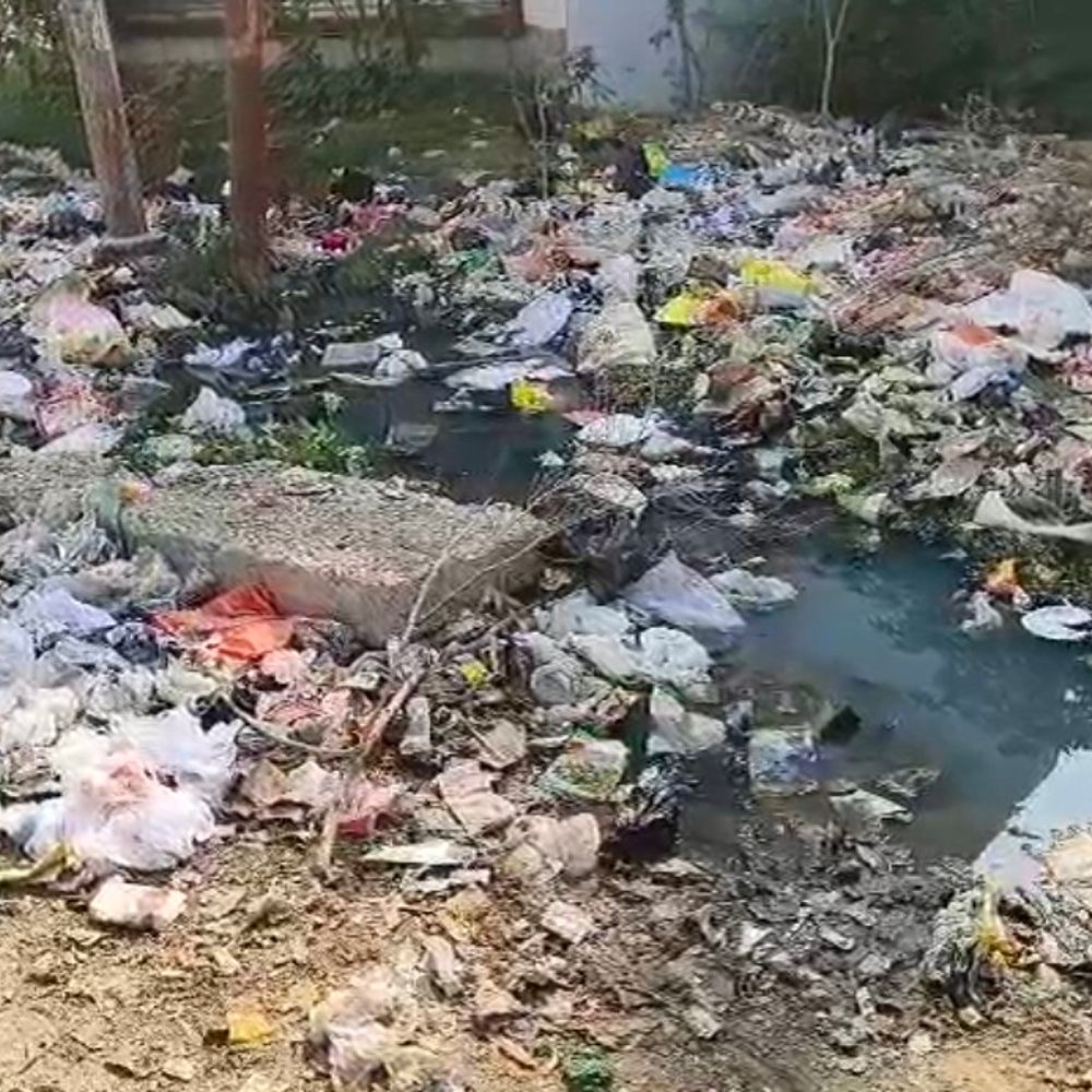 रायबरेली में स्वच्छ भारत मिशन की अनदेखी:नगर पालिका की लापरवाही से गंदगी, लोग परेशान; डीएम को शिकायत