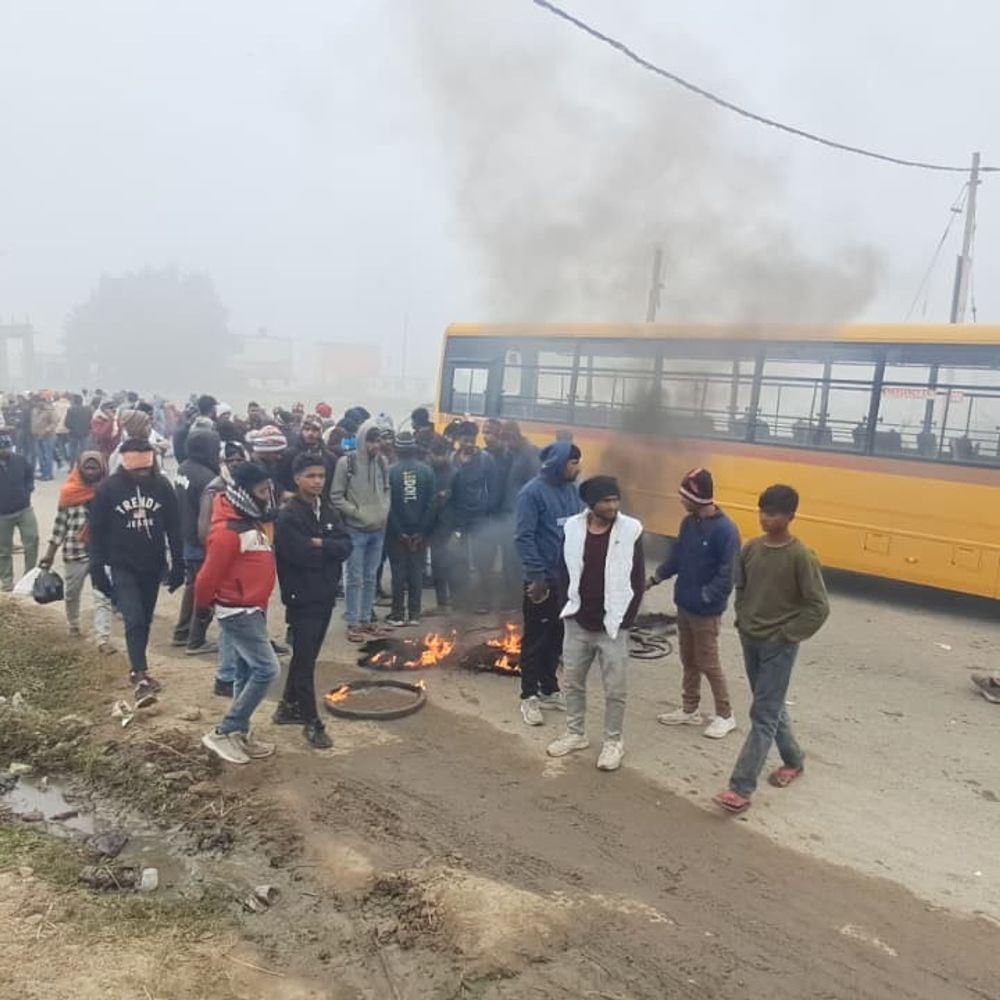 पलामू में सड़क हादसे में दो की मौत:स्कूल बस और बाइक की टक्कर से गई एक की जान, महिला को बाइक ने कुचला