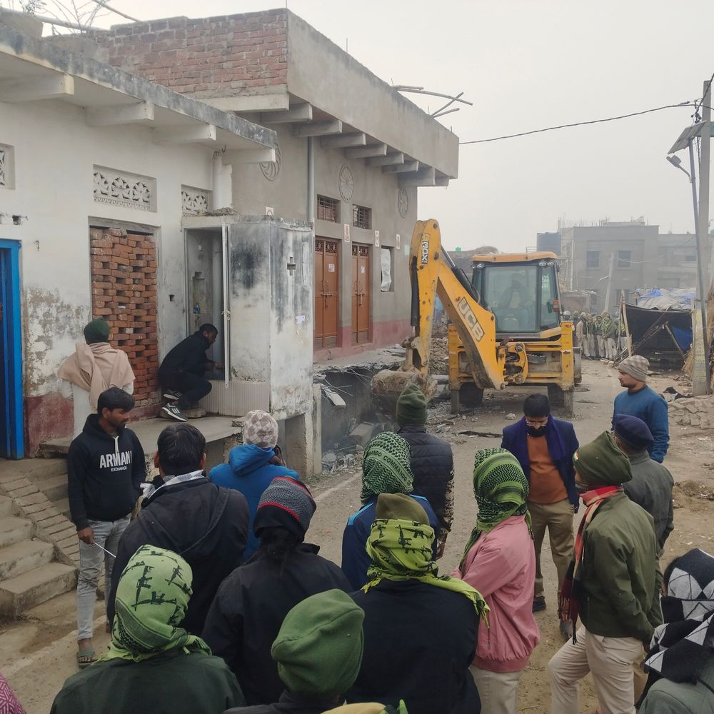 बक्सर में हाईकोर्ट के आदेश पर चला बुलडोजर:अवैध घर, दीवारें और सीढ़ियां ध्वस्त; पोखरे की पूरी जमीन खाली होने तक चलेगा बुलडोजर