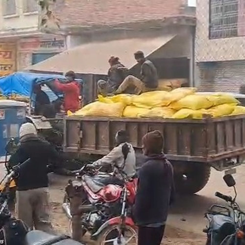 बीपैक्स से खाद की कालाबाजारी:मैनपुरी में किसानों का जोरदार प्रदर्शन, जांच की मांग