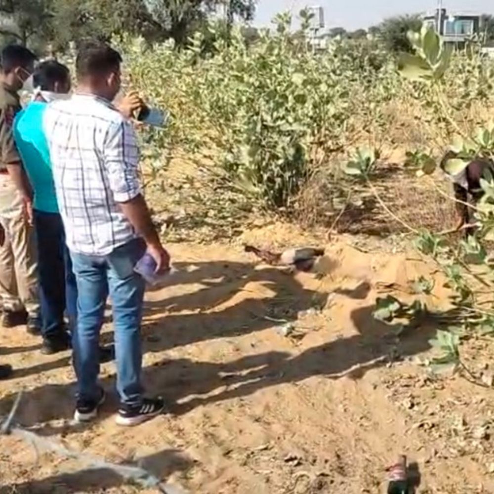 NH-52 पर मिट्टी में दबा मिला युवक का शव:हत्या की आशंका, डीएसपी और एफएसएल टीम जांच में जुटी