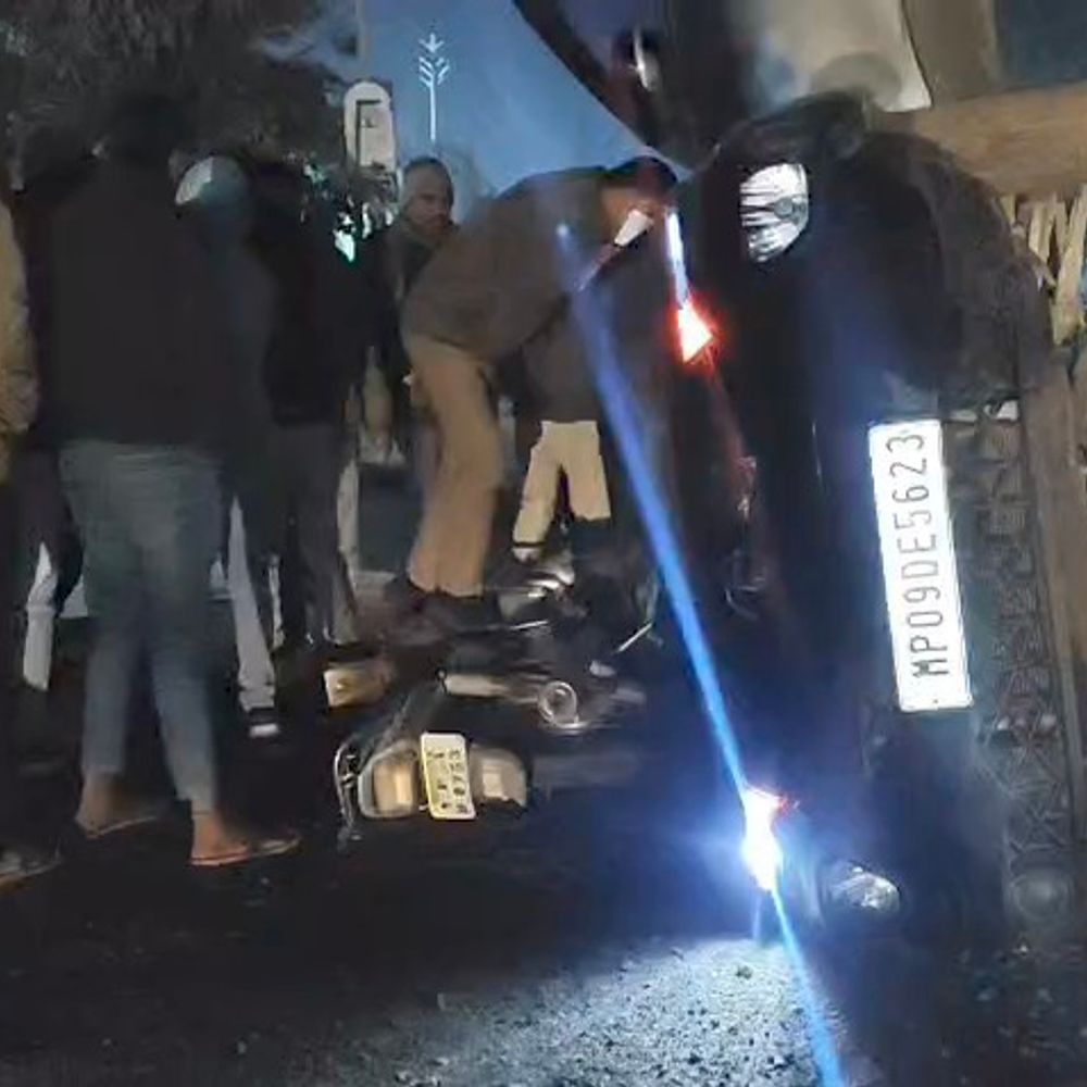 नीमच में पुलिसकर्मियों की कार ने बाइक को टक्कर मारी:दो घायल, प्रत्यक्षदर्शियों ने लगाया नशे में होने का आरोप