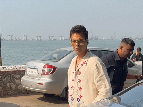 जोया अख्तर की क्रिसमस पार्टी में लगा सितारों का मेला:करण जौहर, खुशी कपूर, वेदांत रैना, फराह खान जैसी कई सेलिब्रिटीज ने शिरकत की