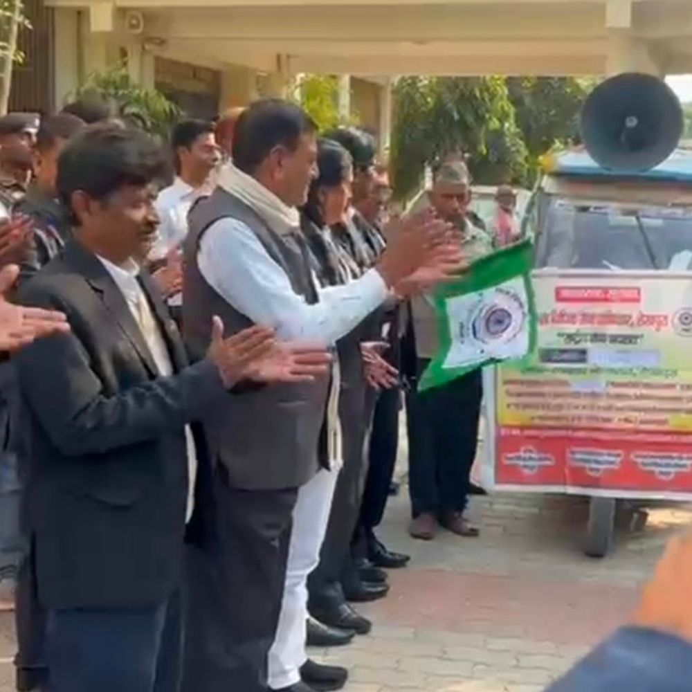 राष्ट्रीय लोक अदालत के लिए प्रचार रथ रवाना:शेखपुरा में प्रधान जिला जज ने दिखाई हरी झंडी, 13 दिसंबर को कोर्ट परिसर में कार्यक्रम