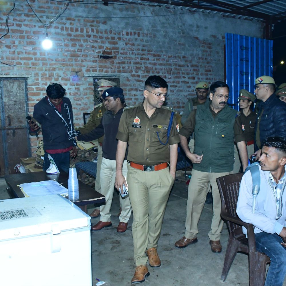 एसपी ने नववर्ष की पूर्व संध्या पर शहर में पैदल-गश्त:ललितपुर में कानून व्यवस्था परखी, रेलवे स्टेशन व भीड़भाड़ वाले इलाकों में चेकिंग