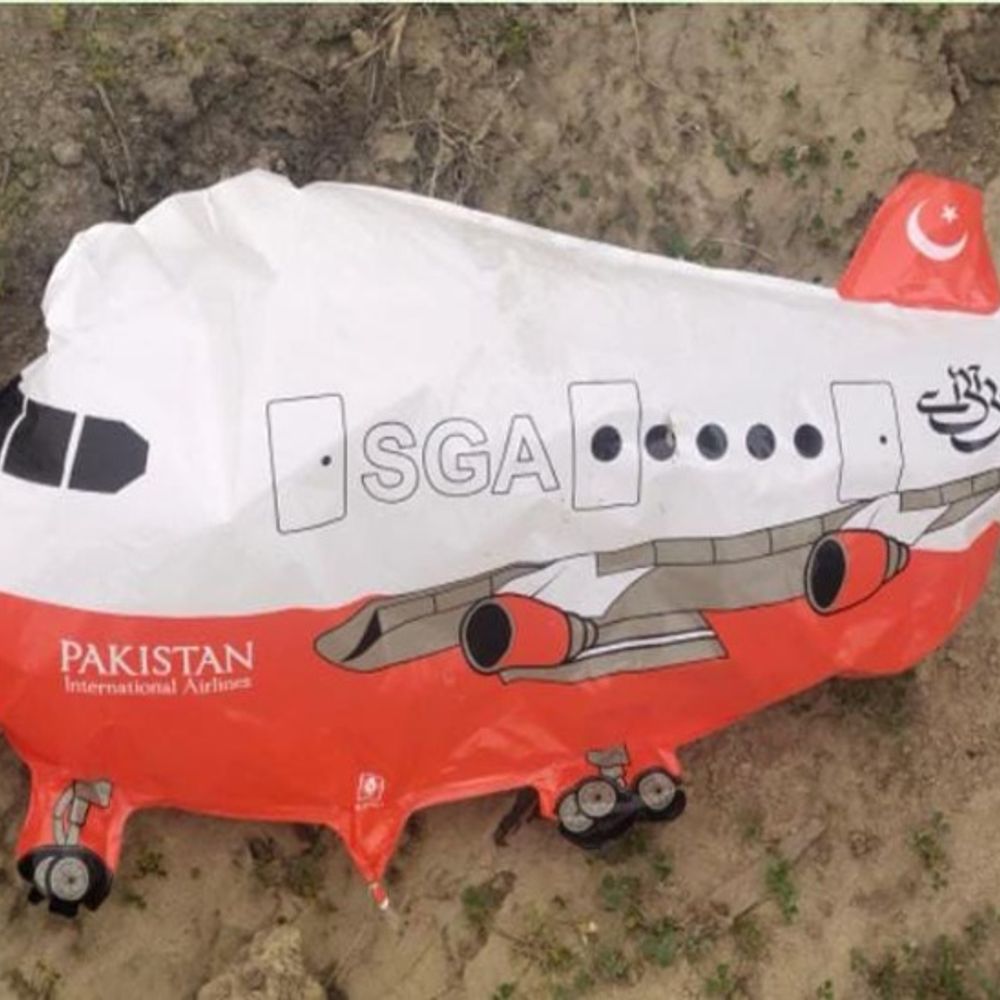 करनाल के खेतों में मिला पाकिस्तान एयरलाइंस का एयरप्लेननुमा गुब्बारा:​​​​​​​पुलिस ने जांच के लिए कब्जे में लिया,पाकिस्तान लिखा देख घबराए खेत मालिक ने डायल-112 पर दी सूचना