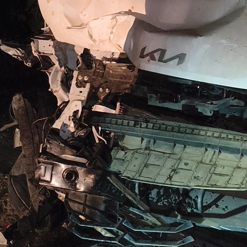 नरसिंहपुर में कार-ट्रैक्टर की भिड़ंत, दो लोग घायल:तेज रफ्तार कार गाय को टक्कर के बाद ट्रैक्टर से भिड़ी; दोनों वाहन क्षतिग्रस्त