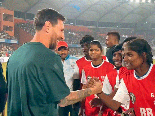 मेसी के वीडियो से गायब शाहरुख, राहुल, फडणवीस:फुटबॉलर ने इंडिया टूर का वीडियो पोस्ट किया, खेल और खिलाड़ियों पर फोकस