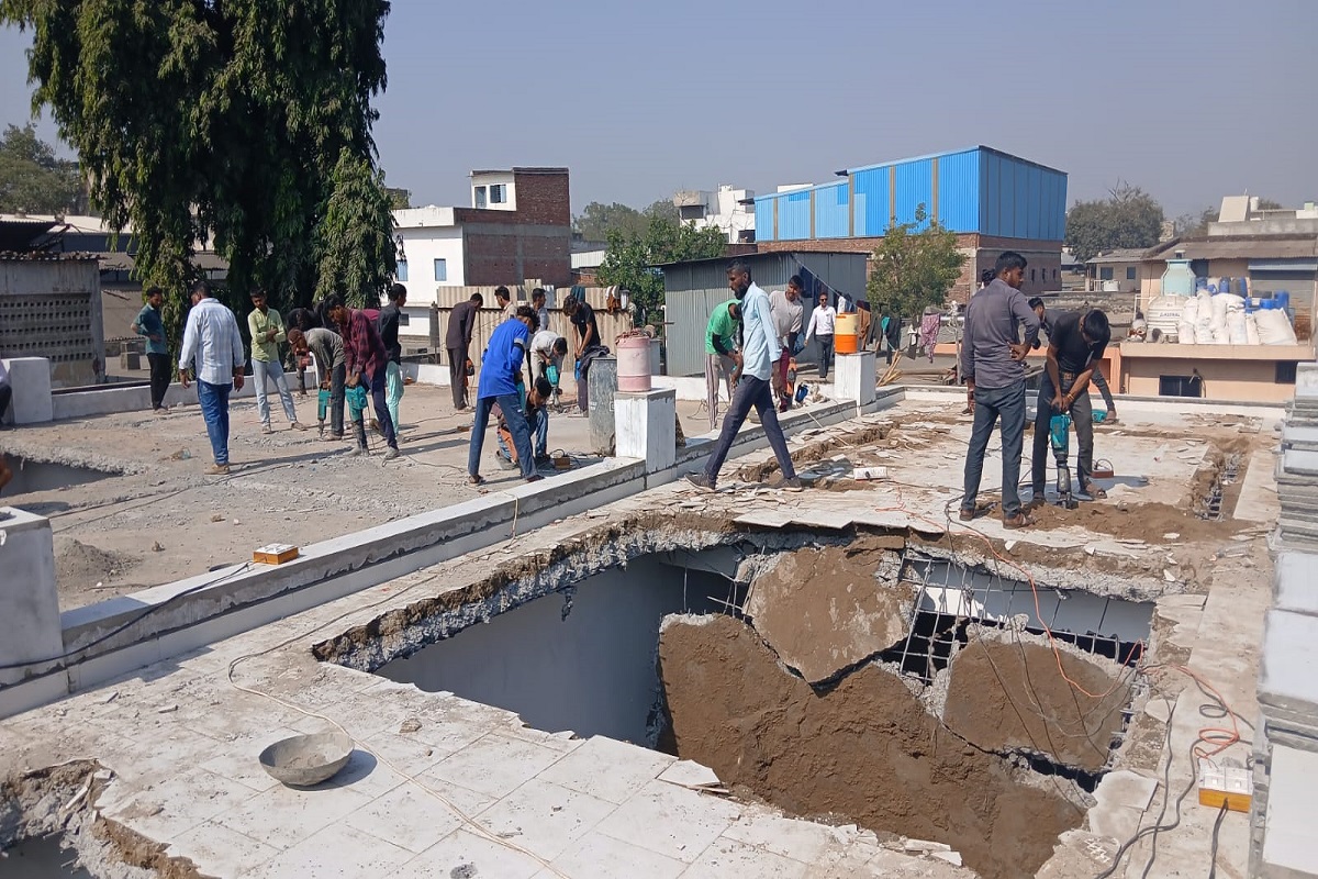 रखियाल में अवैध निर्माणों पर चला मनपा का हथौड़ा