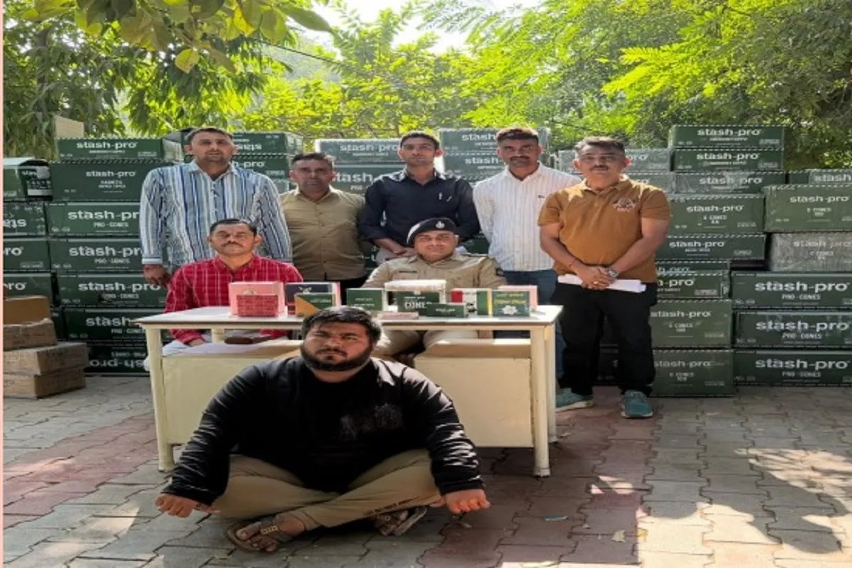हांसोल: दो मकानों से 72 लाख के स्मोकिंग कॉन, रोलिंग पेपर जब्त