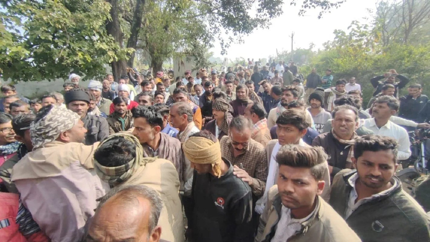 नरसिंहपुर जिले में खाद पाने कहीं कतार तो कहीं पर किसान लगा रहे जाम