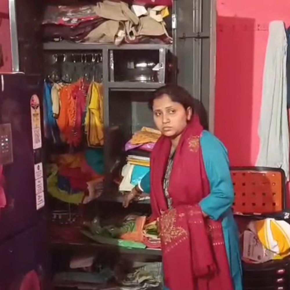 झरिया में बंद घर से 8 लाख की चोरी:शादी में इटखोरी गया था परिवार; ताला तोड़ घर में घुसे चोर, लाखों के जेवर-नगदी गायब