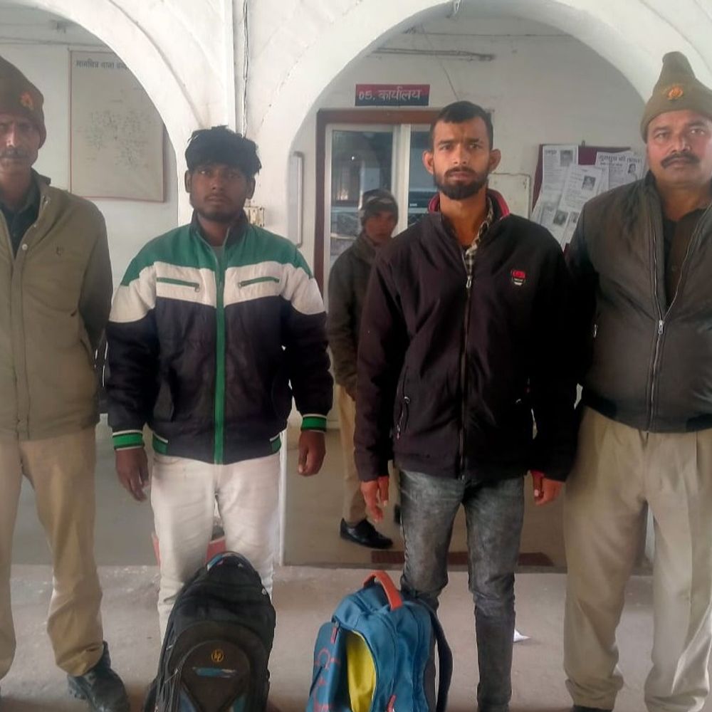 चंदौली में दो अंतरप्रांतीय शराब तस्कर गिरफ्तार:मझवार रेलवे स्टेशन के पास से 15 लीटर अवैध शराब बरामद