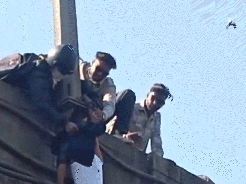 वडोदरा में शर्ट ने बचाई युवक की जान, VIDEO:कार की टक्कर से उछलकर ब्रिज के नीचे गिरा, कील में फंसी शर्ट; लोगों ने बचाया