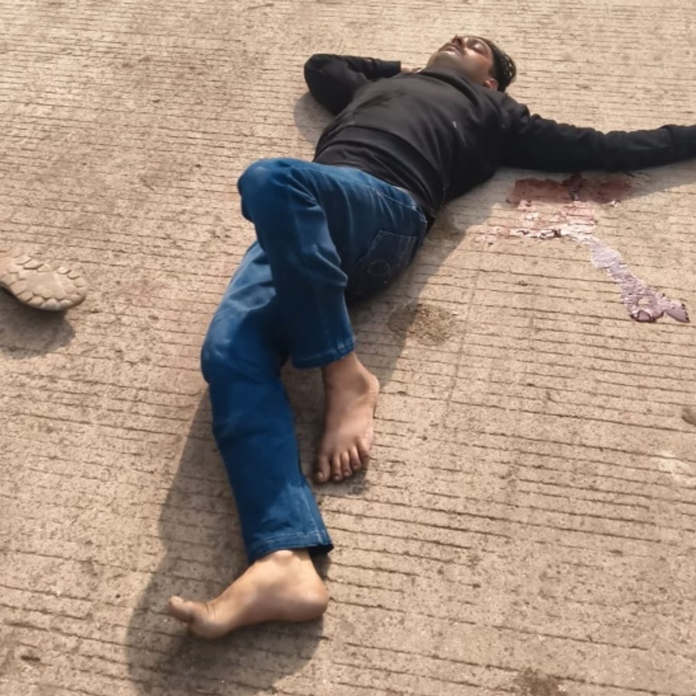 ग्वालियर में सरकारी मल्टी से गिरा युवक, हालत गंभीर:दोस्त से मिलने गया था, पैर फिसलने से हुआ हादसा; पुलिस जांच में जुटी