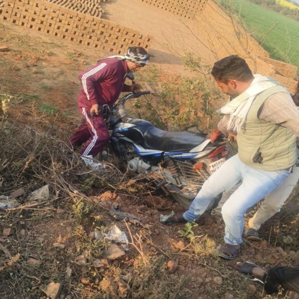 ग्वालियर में सड़क हादसे में बुजुर्ग की मौत:तेज रफ्तार लोडिंग ऑटो ने बाइक को मारी टक्कर; एक की हालत गंभीर