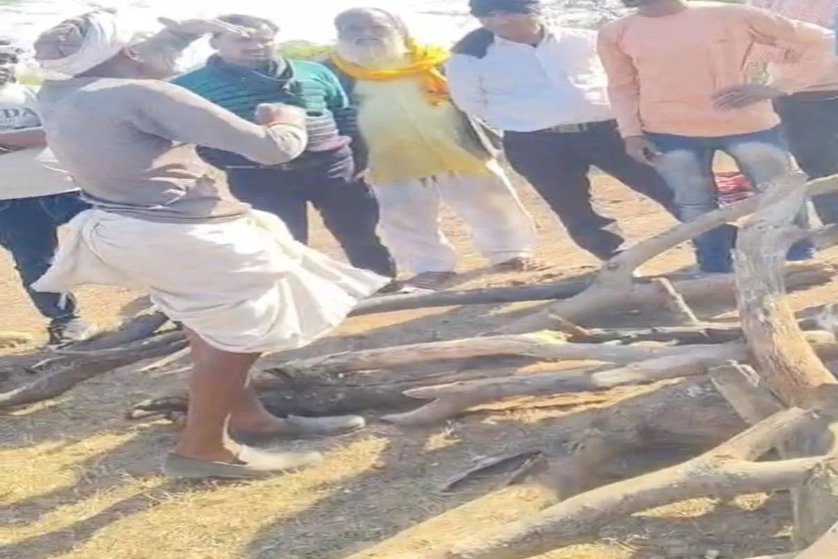 दबंगों ने फेंकी लकडिय़ां, नहीं होने दिया दाह-संस्कार