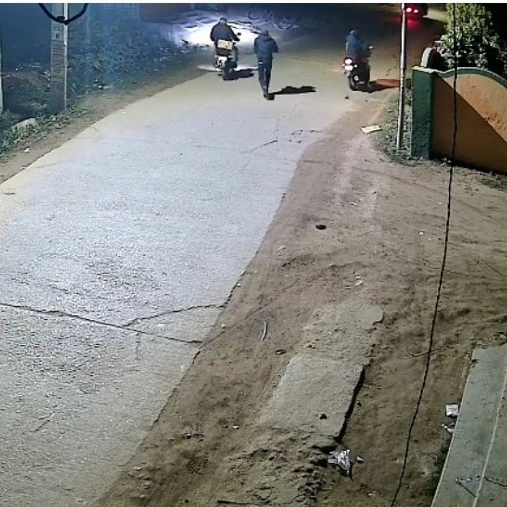 थाना से 300 मीटर दूर मिस्त्री को मारी गोली:सीतामढ़ी में मोटरसाइकिल सवार दो हमलावर फरार, दुकान बंद कर घर लौटते समय हादसा