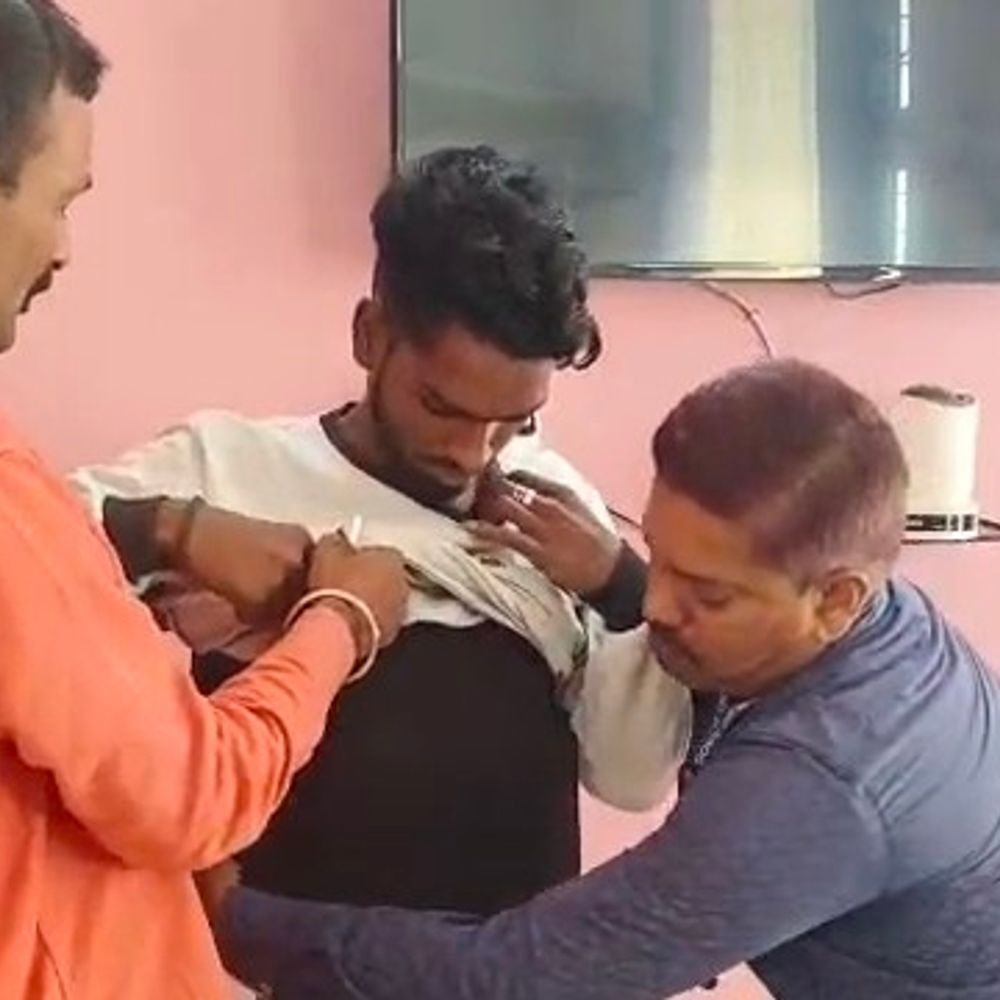 कटिहार में उत्पाद विभाग ने 2 तस्करों को किया गिरफ्तार:पश्चिम बंगाल से शरीर पर प्लास्टिक टेप लपेटकर शराब छिपाकर ला रहे थे