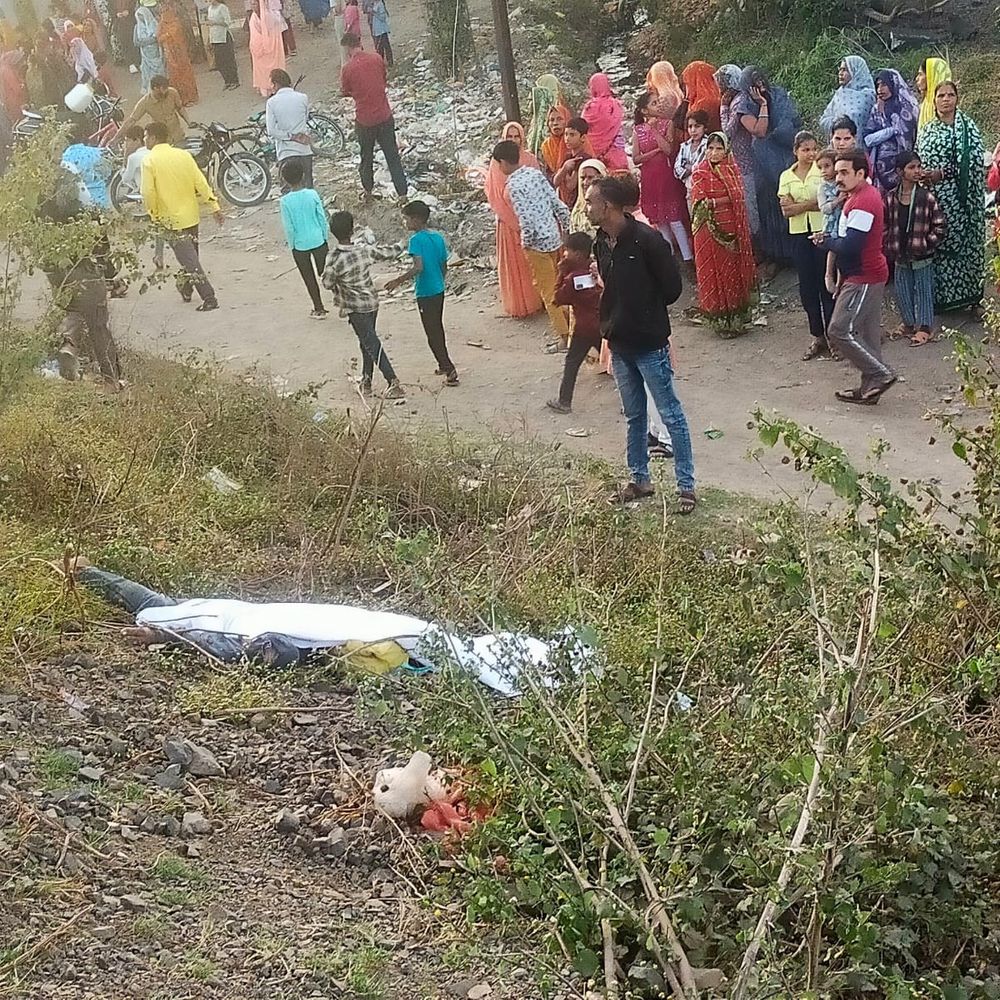 रेलवे ट्रैक पर वीडियो बनाते समय दो दोस्तों की मौत:देवास में इंदौर-बिलासपुर ट्रेन की चपेट में आए, अन्य साथी ट्रेन आते ही दूर हटे