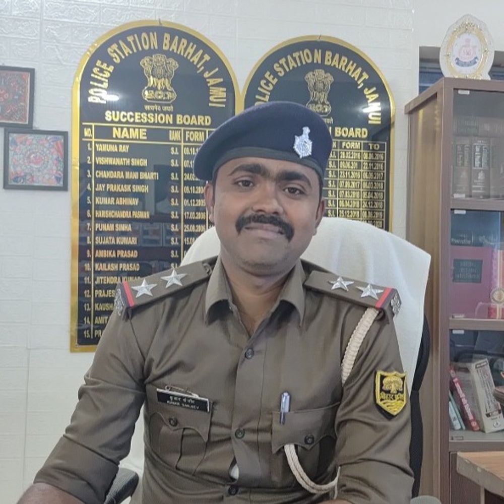 जमुई के बरहट थाना को मिली सर्वोच्च रैंकिंग:थानाध्यक्ष कुमार संजीव को प्रोत्साहन के तौर पर मिला 2000 कैश, थाना परिसर में लगाए गए पौधे