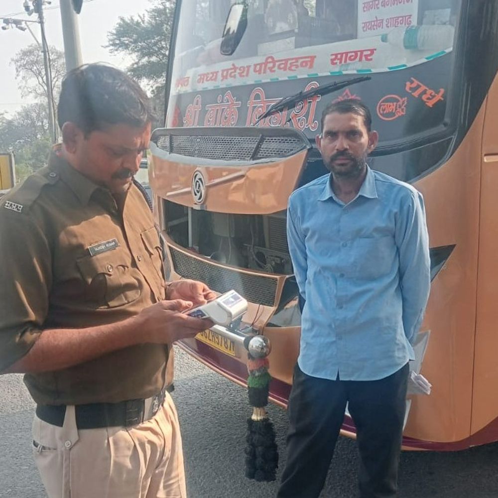 सागर में 15 साल पुरानी बस का रजिस्ट्रेशन निरस्त:RTO ने दिया स्क्रैप करने का आदेश; बहेरिया तिराहे पर 50 बसों में 16 पर लगा जुर्माना