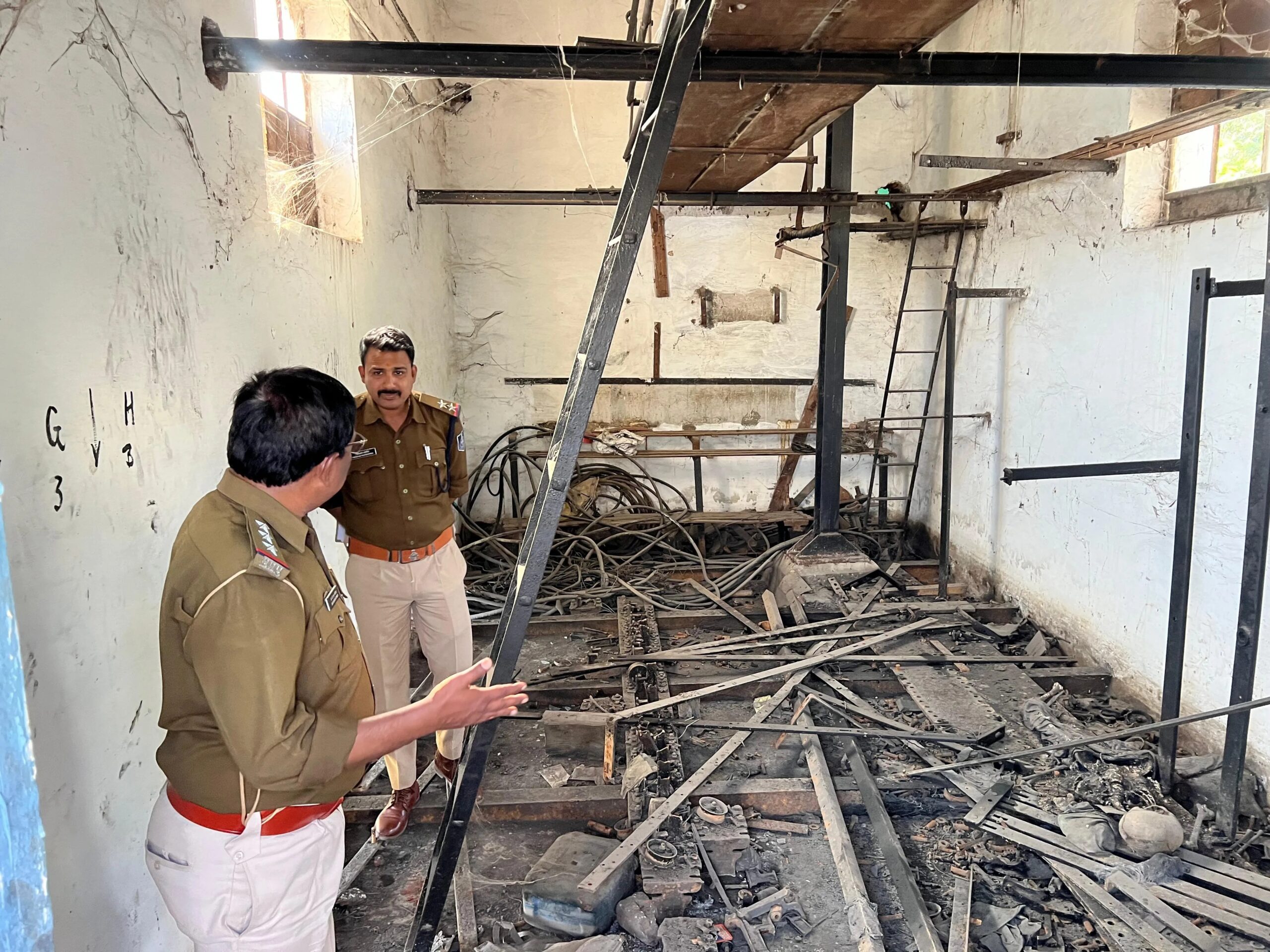 रेलवे की बंद हो चुकी गुड्स मिडिल केबिन में सफाई के दौरान मिला मानव कंकाल