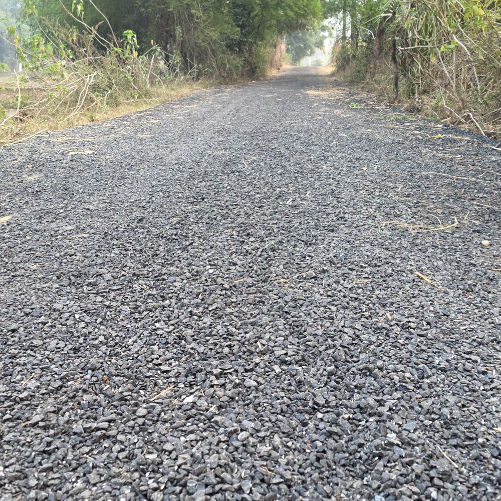 औरंगाबाद में 10 दिनों में ही टूटकर बिखरी नई सड़क:स्थानीय लोगों ने निर्माण में गड़बड़ी का आरोप लगाया, SDO बोले- खराब मौसम के कारण प्रभावित हुई क्वालिटी