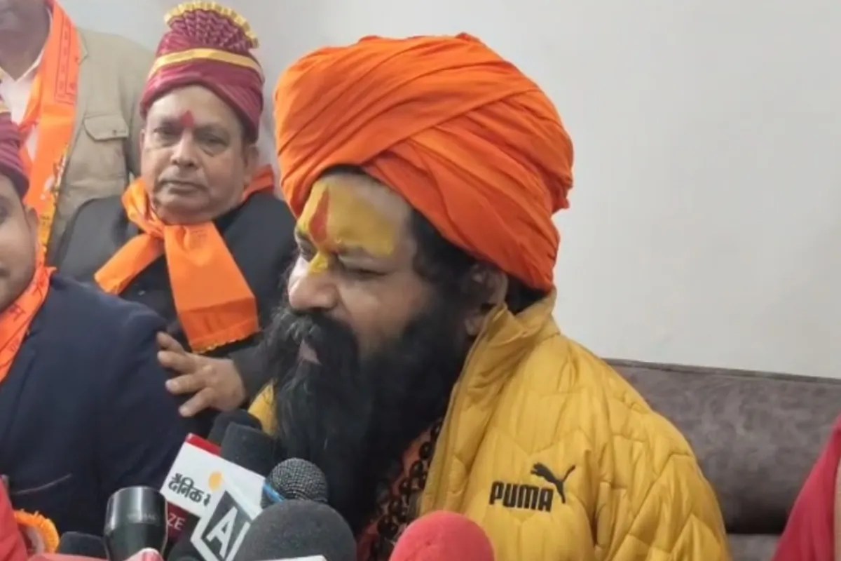 “अखिलेश पर ‘राक्षस’ टिप्पणी से लेकर बाबर-गाजी तक… महंत राजू दास के बयानों से मचा सियासी तूफान”