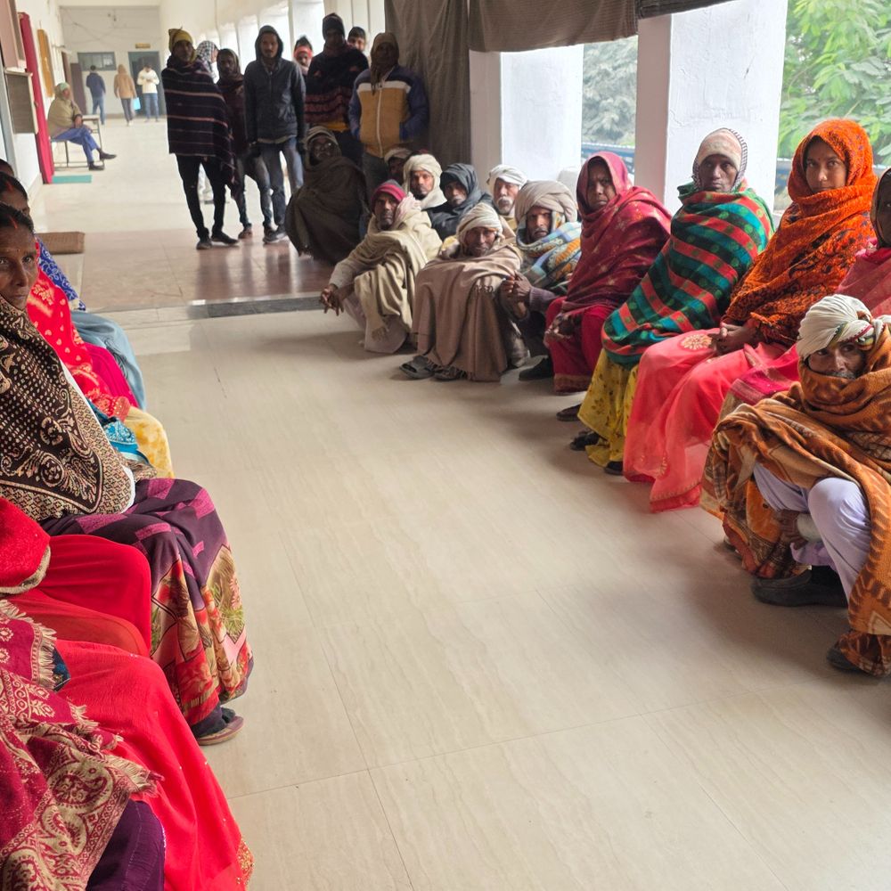 औरंगाबाद में बालू ठेकेदार की दबंगई से त्रस्त किसान:सैकड़ों ग्रामीण पहुंचे कलेक्ट्रेट, बोले- खनन के नाम पर सोना डीला को किया जा रहा बर्बाद