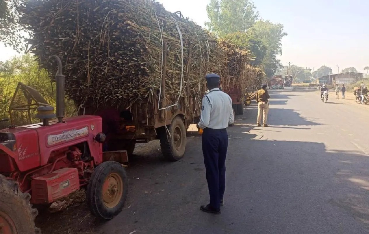 तीन दिन में 65 डबल ट्रैक्टर-ट्रॉलियों के चालान, भट्टियों-कांटों के पास कतार