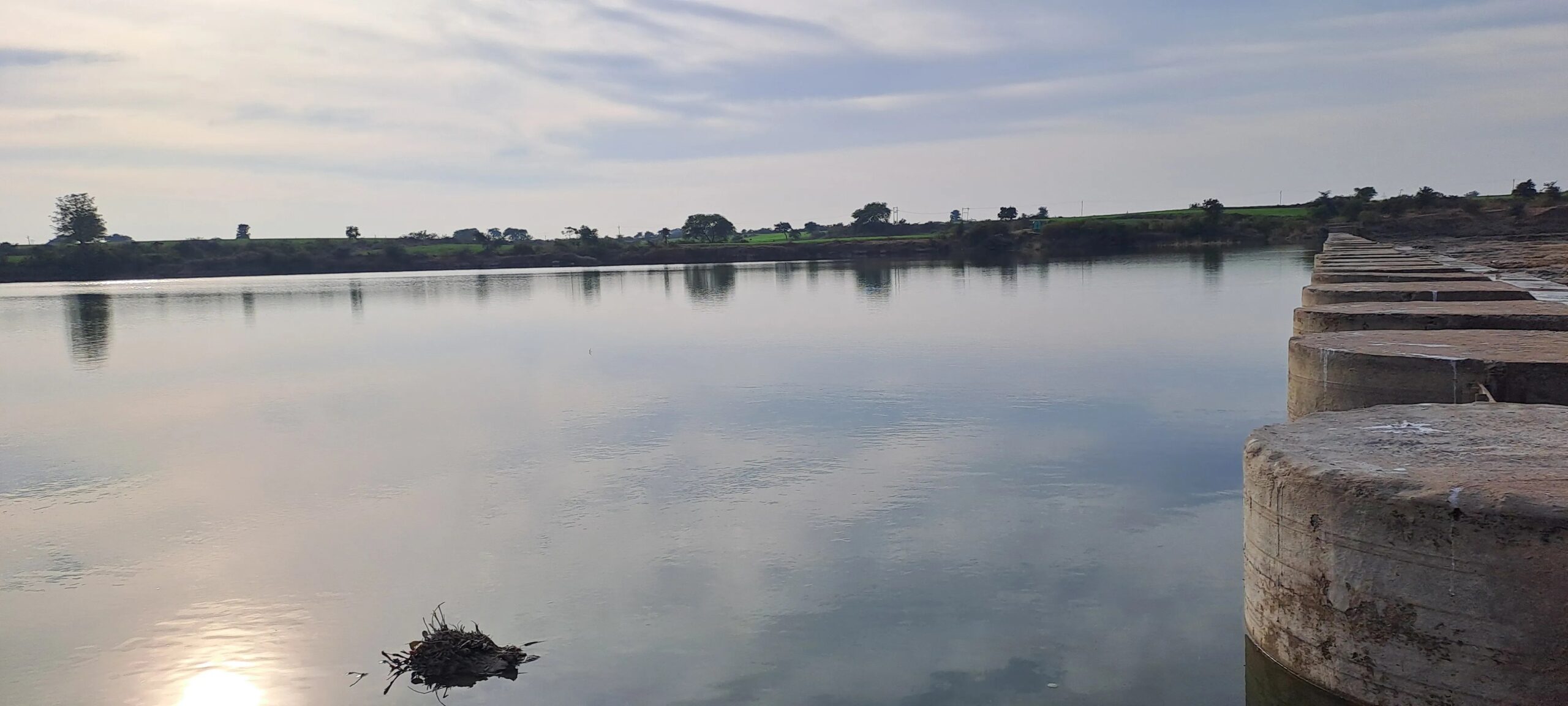 सिंचाई और डैम के गेटों से लीक हो रहे पानी से नदी का गिर रहा तेजी से जलस्तर