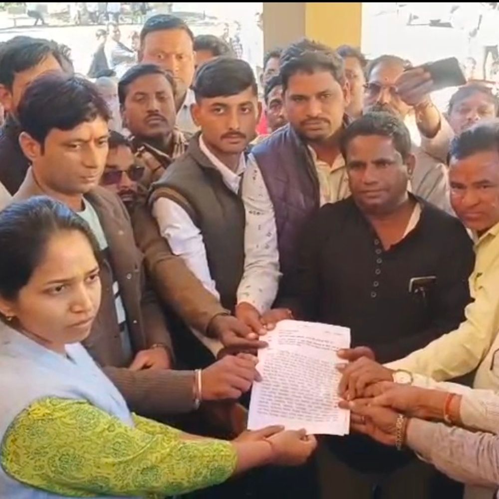 नर्मदा सिंचाई से वंचित गांवों के किसानों का प्रदर्शन:सरदारपुर में नई नर्मदा सिंचाई परियोजना की मांग, 100 गांव के किसान जुटे