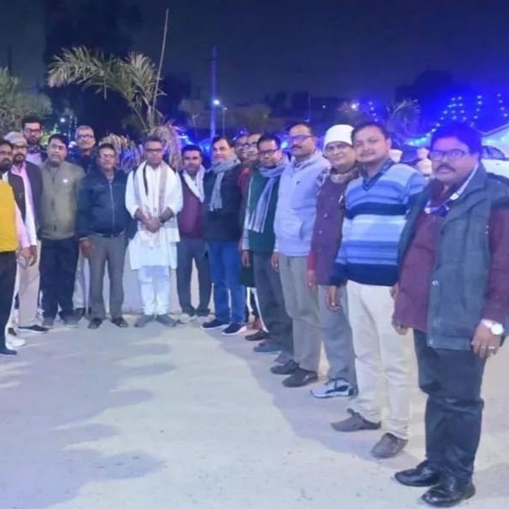 मधुबनी विधायक को शिक्षकों ने सम्मानित किया:कई समस्याओं लेकर हुई चर्चा, माधव आनंद ने जल्द समाधान का आश्वासन दिया