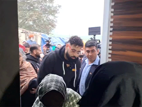 रैपर बादशाह मां के साथ अमृतसर पहुंचे:बाढ़ पीड़ित परिवार को नए घर की चाबियां सौंपी; बोले- इससे ज्यादा खुशी नहीं