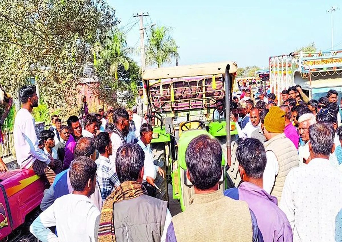 बोली के बाद धर्मकांटे पर ट्रैक्टर बदल कर व्यापारियों को लगा रहे थे चपत