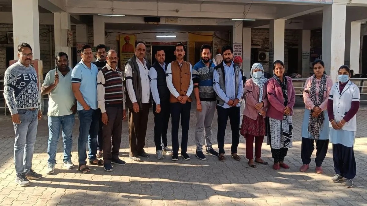 काली पट्टी बांधकर जताया विरोध, मेरिट व बोनस अंकों की मांग