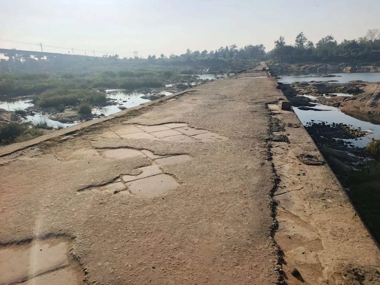 इतिहास बनने को बेताब पुल की नपा नहीं ले रही सुध