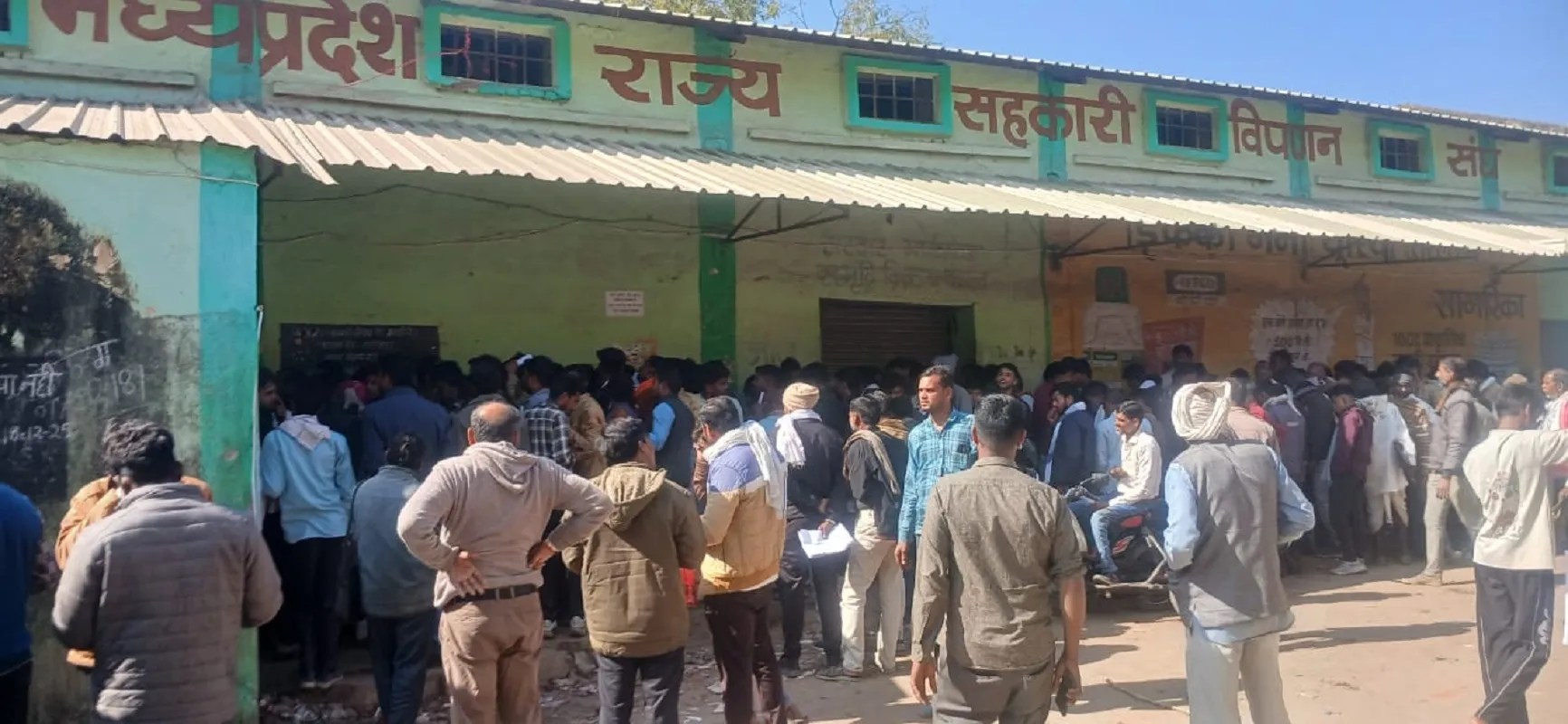 यूरिया की खेप आते ही गोदाम में किसानों की लगी कतार कालाबाजारी पर जिले में अब तक नहीं हो सकी प्रभावी कार्रवाई