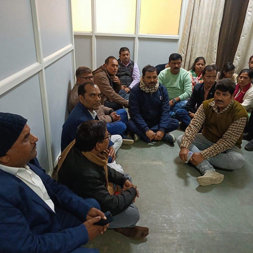 विश्वविद्यालय में अतिथि शिक्षकों ने दिया धरना