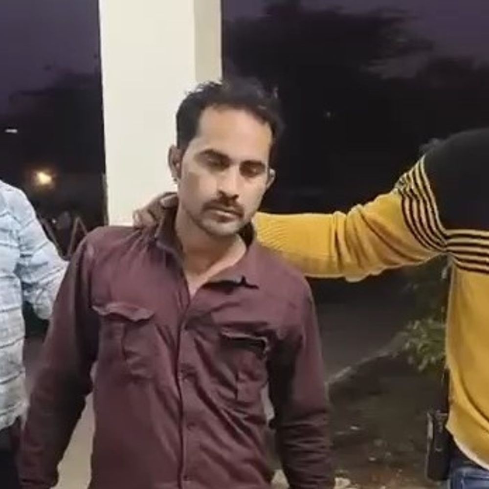 उज्जैन में महिला से छेड़छाड़, लोगों ने युवक को पीटा:पति को दिए 50 हजार रुपए वापस मांगने आया था, महिला ने मना किया तो करने लगा हरकत