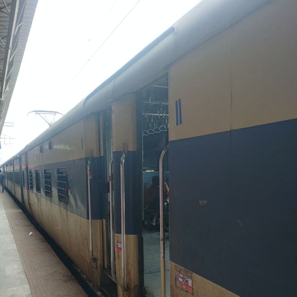 ​वि​लंब से चल रही ट्रेन व यात्रियों की भी कमी