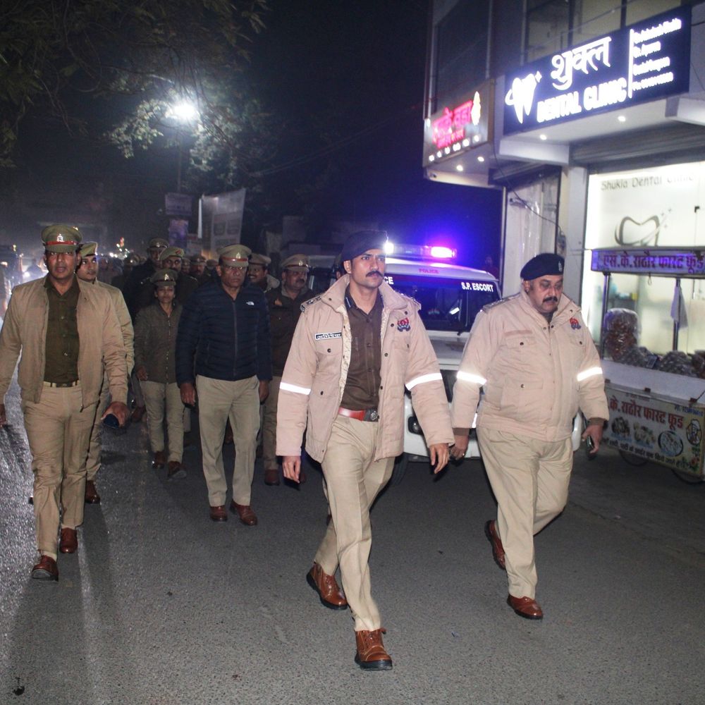 पीलीभीत एसपी ने नववर्ष पूर्व संध्या पर की गश्त:सुरक्षा व्यवस्था का जायजा लेने भारी पुलिस बल संग सड़कों पर उतरे