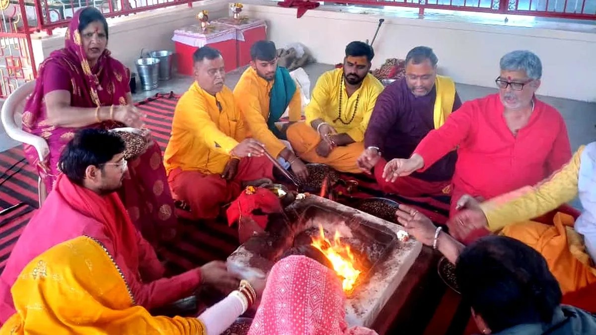 शतचंडी महायज्ञ: दूसरे दिन पुष्पार्चन, यज्ञ में दी आहुतियां… किए दुर्गाशप्तशति के पाठ