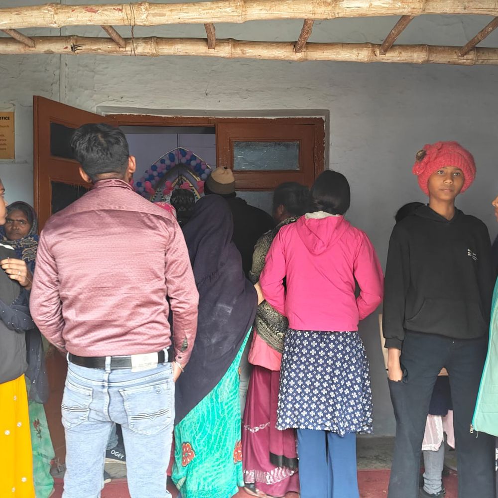 फतेहपुर में चर्च के अंदर धर्मांतरण का आरोप:बजरंग दल का हंगामा, हंगामा देख डीएसपी मौके पर पहुंचे