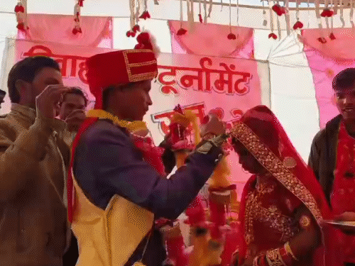 दमोह में क्रिकेट में जीत का मतलब…दो बेटियों की शादी:पहली संतान बेटी हुई तो कराने लगे ‘विवाह क्रिकेट टूर्नामेंट’; फाइनल मैच में आएगी बारात