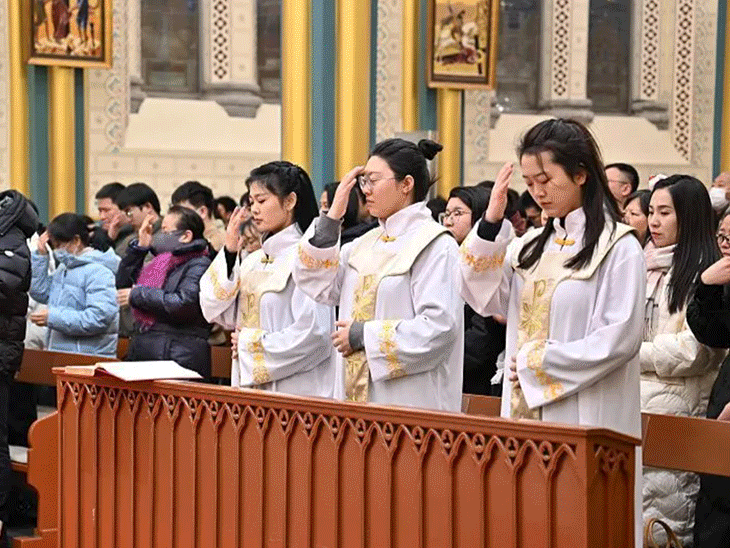 जीसस के जन्म स्थान पर 2 साल बाद क्रिसमस सेलिब्रेशन:पोप लियो ने वेटिकन में चर्च का दरवाजा खोलकर त्योहार की शुरुआत की, 11 PHOTOS