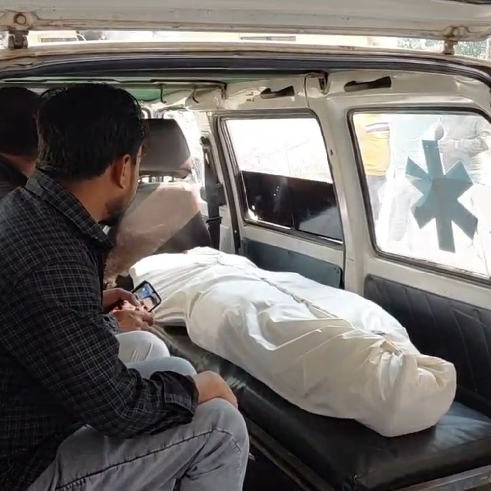 नर्सिंग छात्रा के पिता ने हत्या का आरोप लगाया:कहा- मेरी बेटी को मारकर लटका दिया, कॉलेज प्रशासन के खिलाफ दी तहरीर