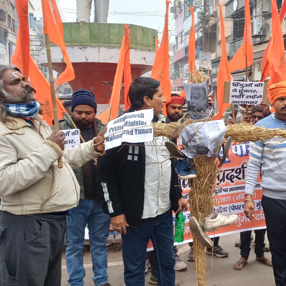 मुंगेर में बांग्लादेश PM का पुतला फूंका:विहिप-बजरंग दल ने हिंदुओं पर अत्याचार के विरोध में जताया आक्रोश