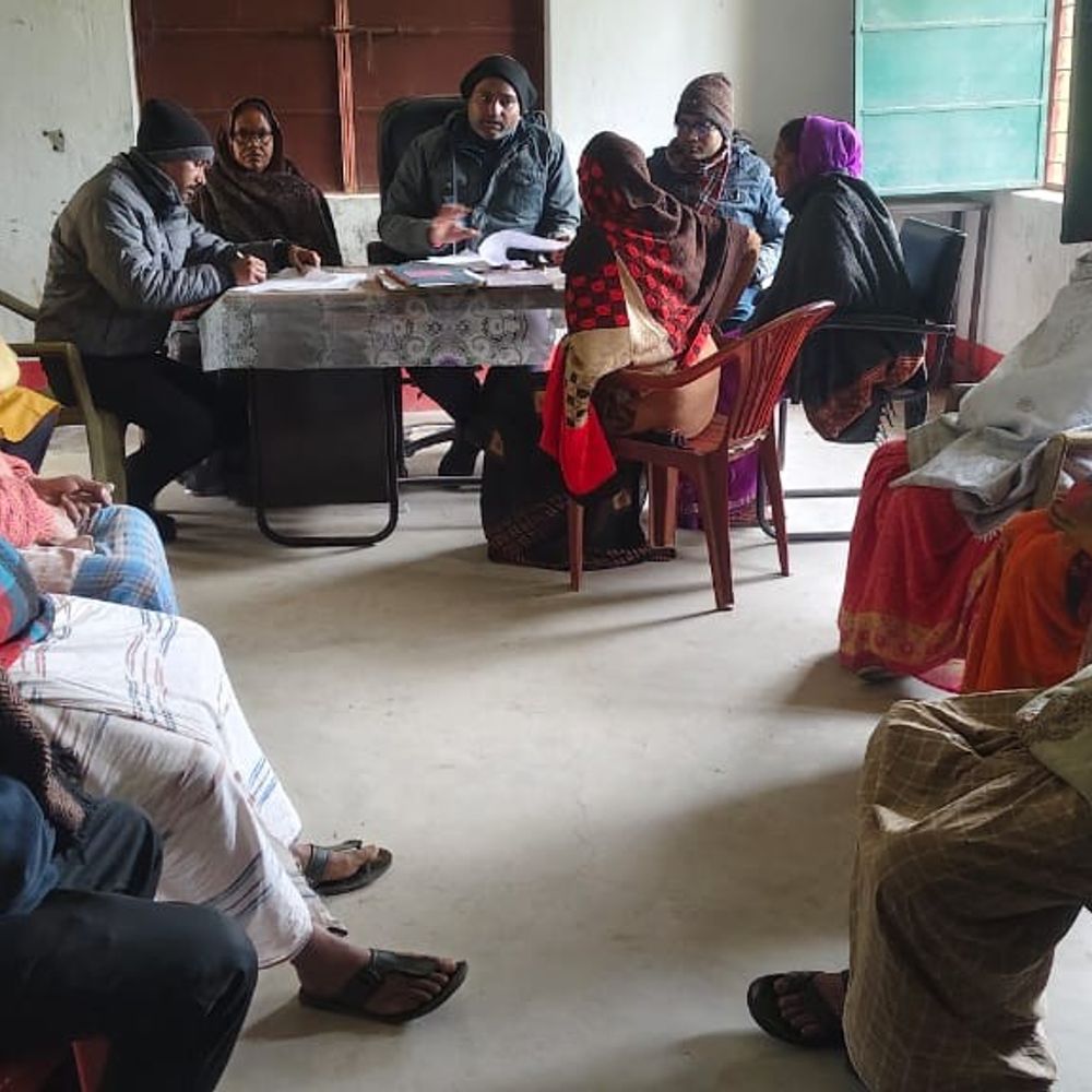 मोहनपुर ग्राम कचहरी का बीपीआरओ ने किया निरीक्षण:पंचायत घर में हो रहा मामलों का निपटारा, रिकॉर्ड में मिली अनियमितता